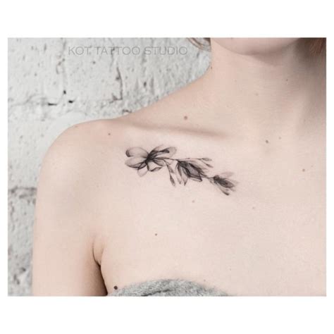 tatuajes en medio de los senos para mujeres|Tatuajes de pecho de mujer